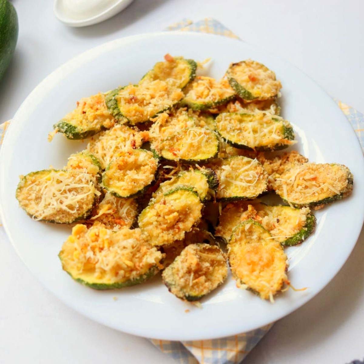 air fryer zucchini chips thumbnail picture.