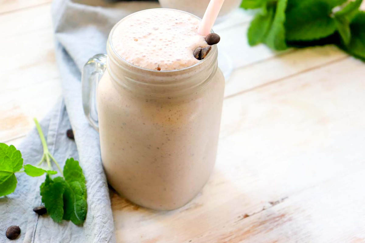 Frappe in a jar with a pink straw.