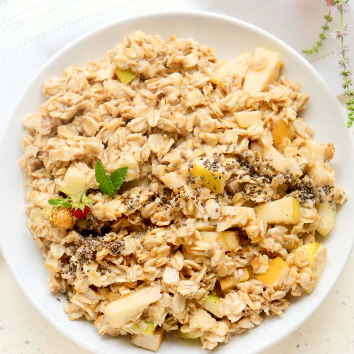apple cinnamon oatmeal thumbnail picture.