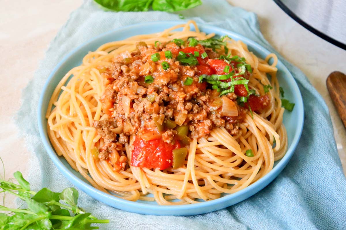 Spaghetti on a blue plate.