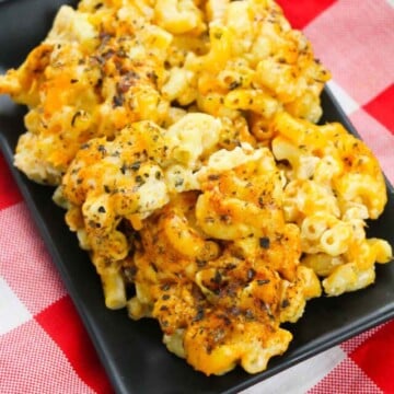 top view plate of mac and cheese.