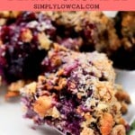 Pinterest pin of low calorie berry crumble.