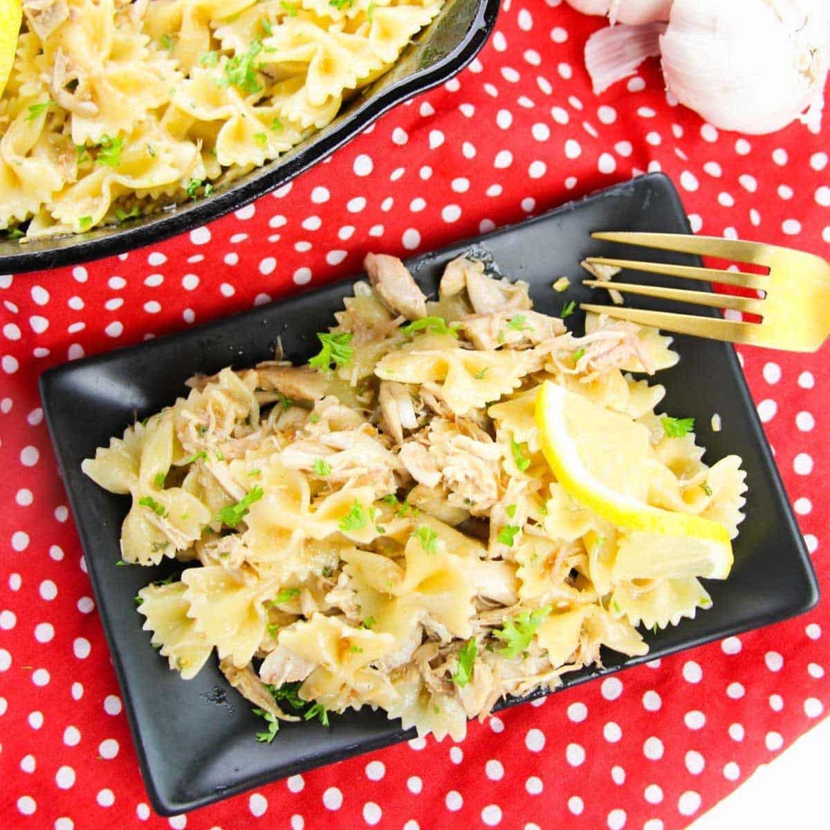 Thumbnail of low calorie garlic chicken pasta.